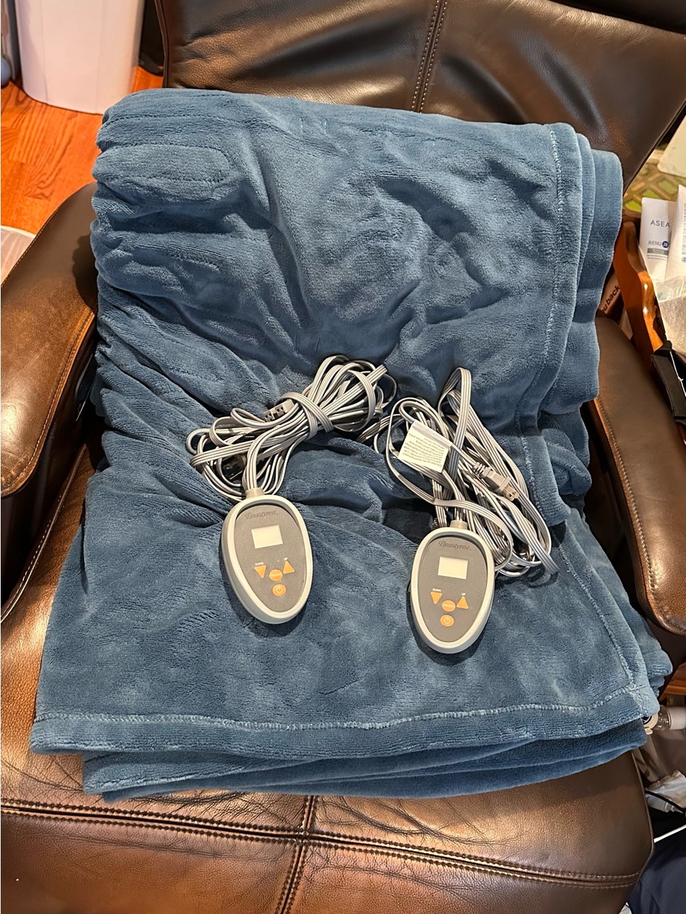 Dual-Control Electric Heated Throw Blanket in Blue